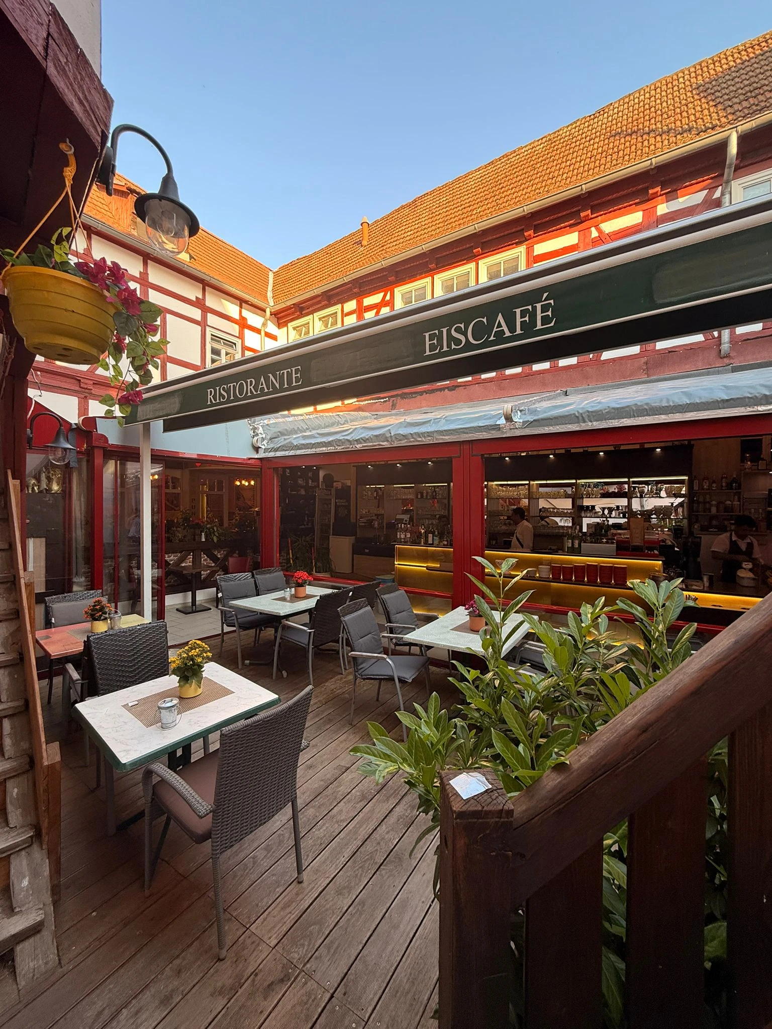 Innenhof Ristorante & Eiscafé mit Blumen