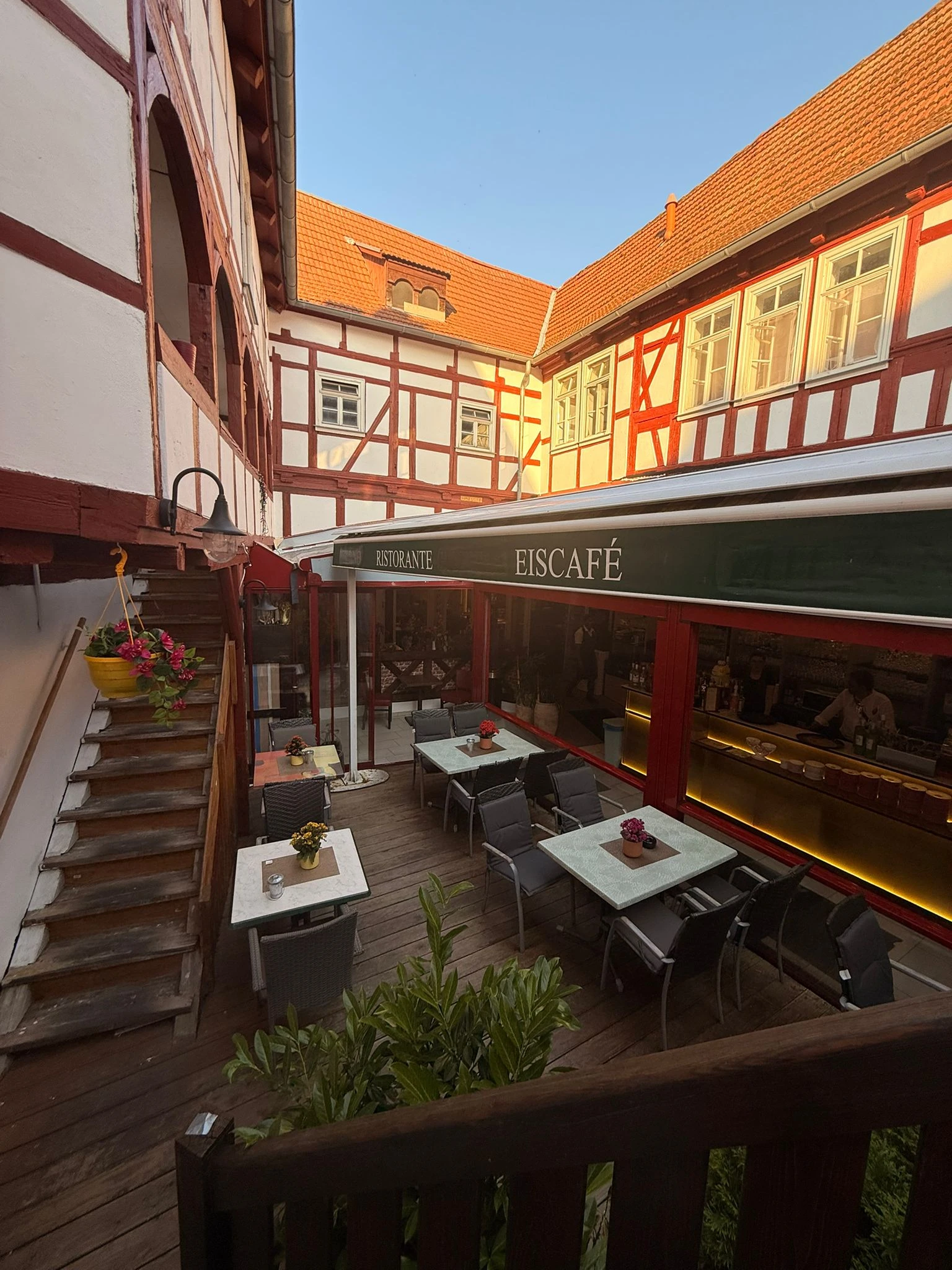 Gemütliche Hof-Terrasse zwischen Fachwerk