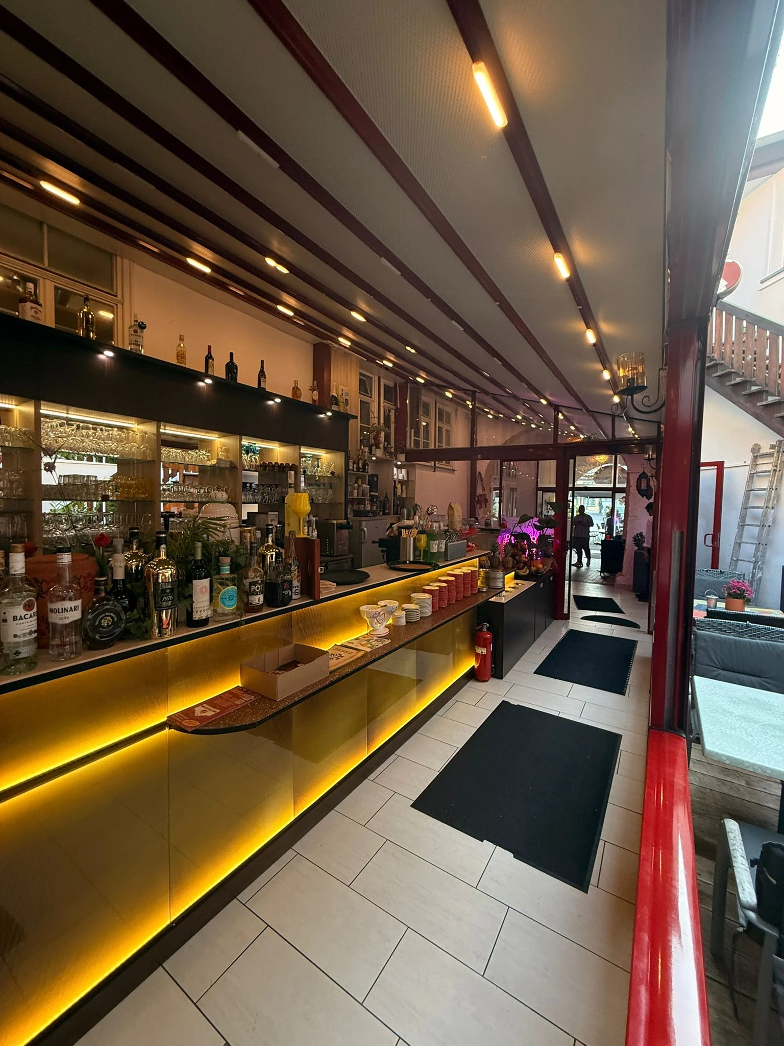 Bar mit warmer Beleuchtung