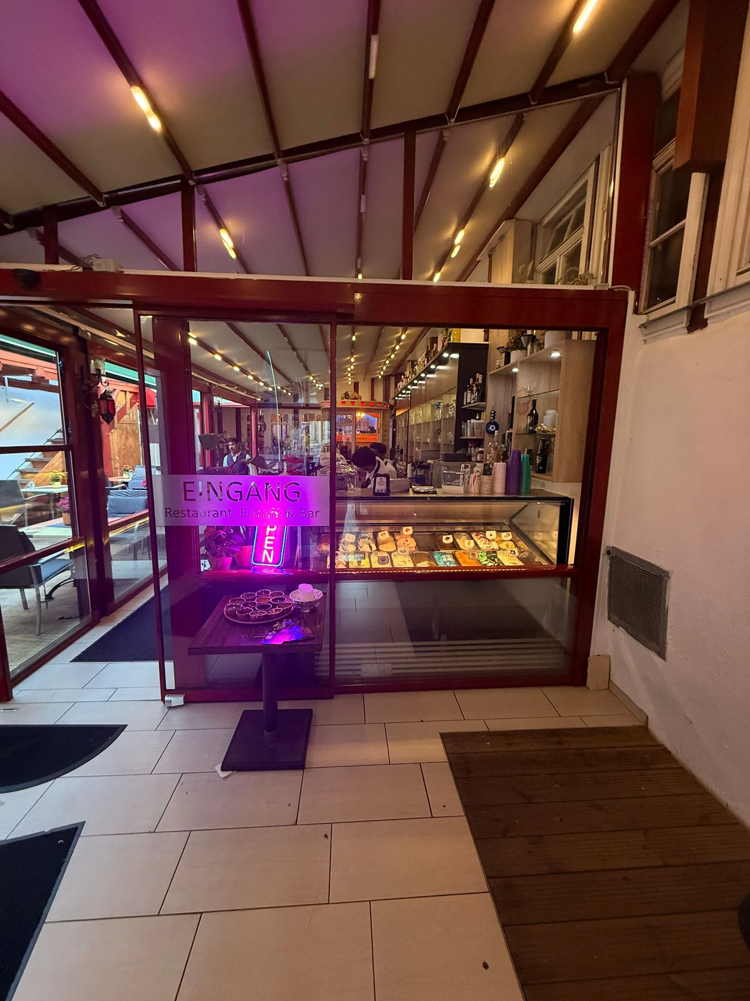 Eingangsbereich mit Eisvitrine