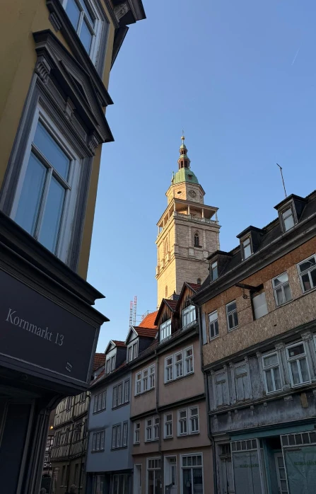 Blick zum Stadtturm über die Fachwerkgasse am Kornmarkt